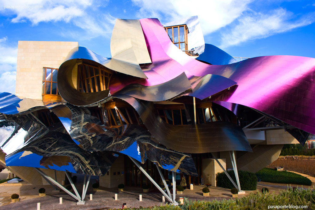 Bodegas Marqués de Riscal, el hotel de la arquitectura del vino, Frank  Gehry En la arquitectura del vino de La Rioja hay un edificio que destaca  por encima de todos, elHotel Marqués de Riscal, de la Bodega Herederos del  Marqués de Riscal. Edificio ...