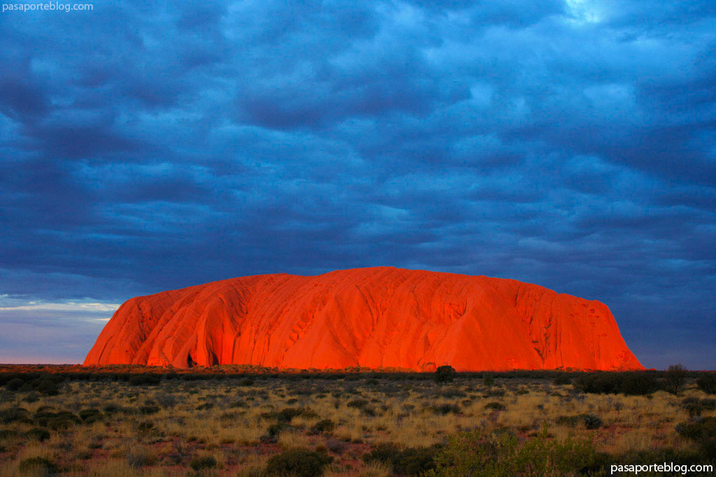 Uluru o Ayers Rock la montaña sagrada de los aborigenes de Australia
